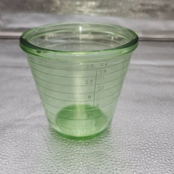 Hazel Atlas Green Depression Glass 2 Cup Measuring Cup Uranium glows black light - Picture 8 of 8